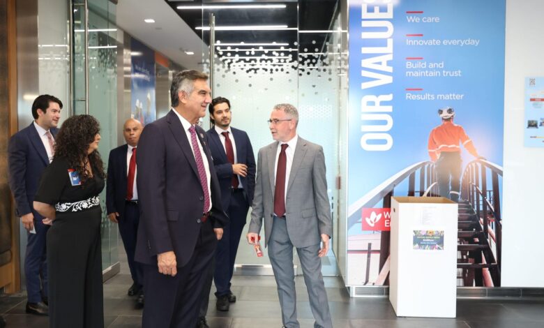 Fortalece el gobernador y Woodside Energy acuerdos para el bienestar social.