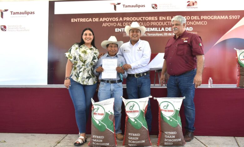 Como parte del Programa Fomento a la Producción Rural 2024, productores agrícolas reciben semillas de sorgo y maíz.