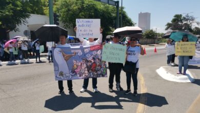 Trabajadores del Poder Judicial llevaron su protesta ahora frente a Casa de Gobierno.