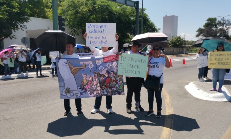 Trabajadores del Poder Judicial llevaron su protesta ahora frente a Casa de Gobierno.