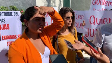 Con pancartas en mano, mujeres protestan contra magistrado acusado de acoso sexual.