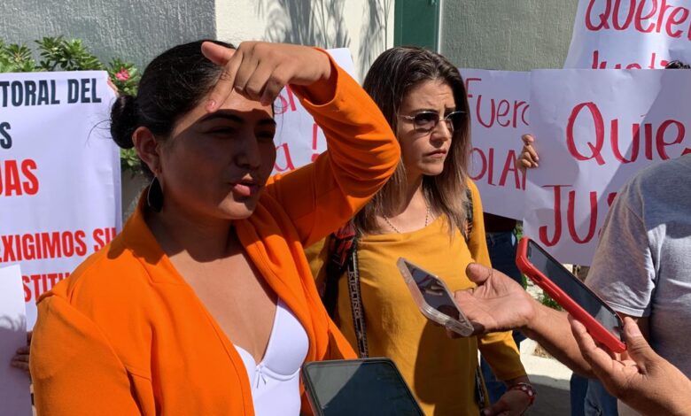 Con pancartas en mano, mujeres protestan contra magistrado acusado de acoso sexual.