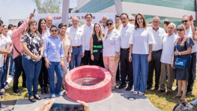 El alcalde Adrián Oseguera Kernion, acompañado por el alcalde electo Erasmo González Robledo, sellaron la cápsula del tiempo.