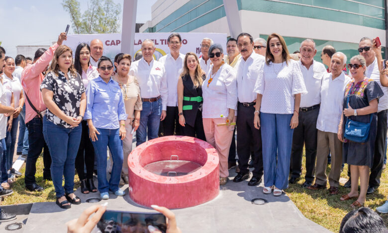 El alcalde Adrián Oseguera Kernion, acompañado por el alcalde electo Erasmo González Robledo, sellaron la cápsula del tiempo.