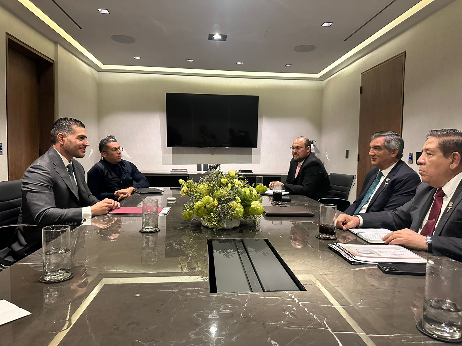 El Gobernador Américo Villarreal se reunió con Omar García Harfuch, futuro secretario de Seguridad Pública Federal.