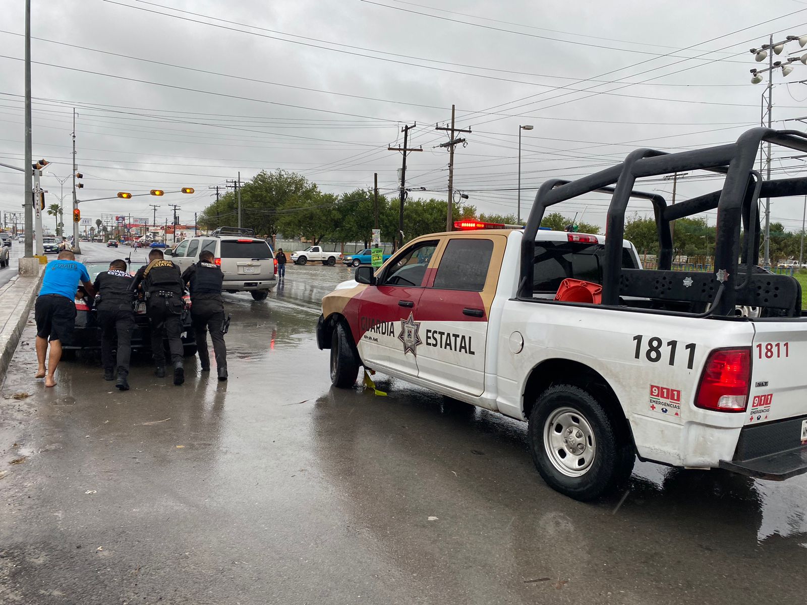 Los elementos de la Guardia Estatal apoyan a automovilistas con vehículos afectados por las lluvias.