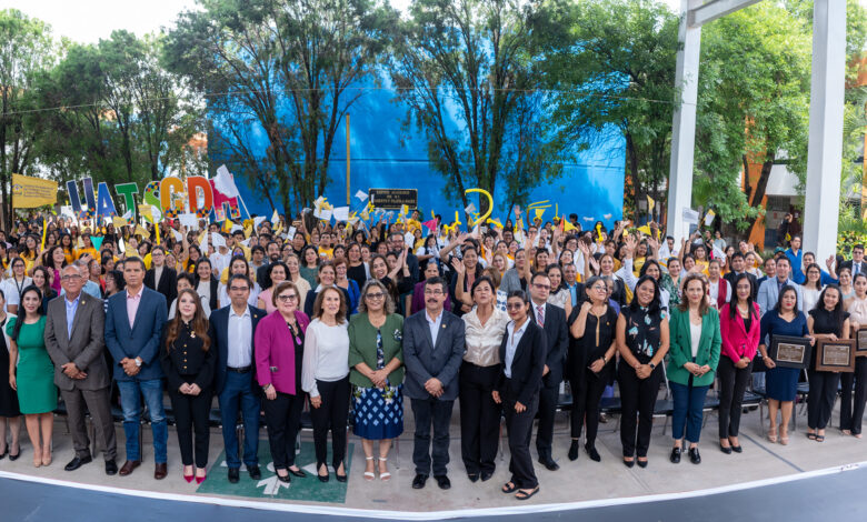El Rector celebró con estudiantes y docentes de Unidad Académica de Trabajo Social y Ciencias para el Desarrollo Humano (UATSCDH), los 67 aniversario de su fundación.