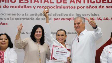 El Secretario de Salud, Vicente Joel Hernández Navarro, llevó a cabo el evento de entrega del “Premio Estatal de Antigüedad” a los trabajadores de la salud.