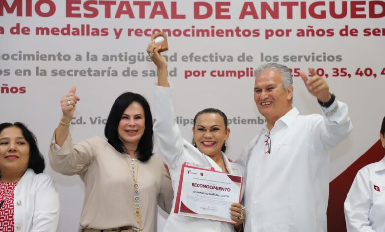 El Secretario de Salud, Vicente Joel Hernández Navarro, llevó a cabo el evento de entrega del “Premio Estatal de Antigüedad” a los trabajadores de la salud.