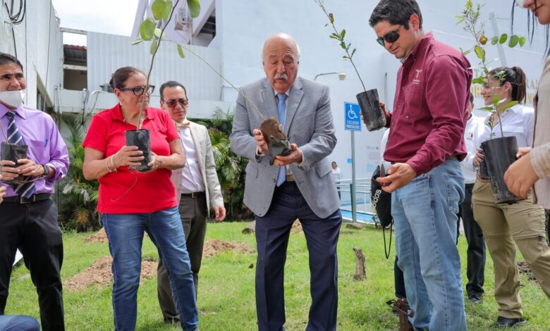 Integrantes de la Secretaría de Desarrollo Energético participaron en la reforestación del Hospital General de Ciudad Victoria "Dr. Norberto Treviño Zapata".