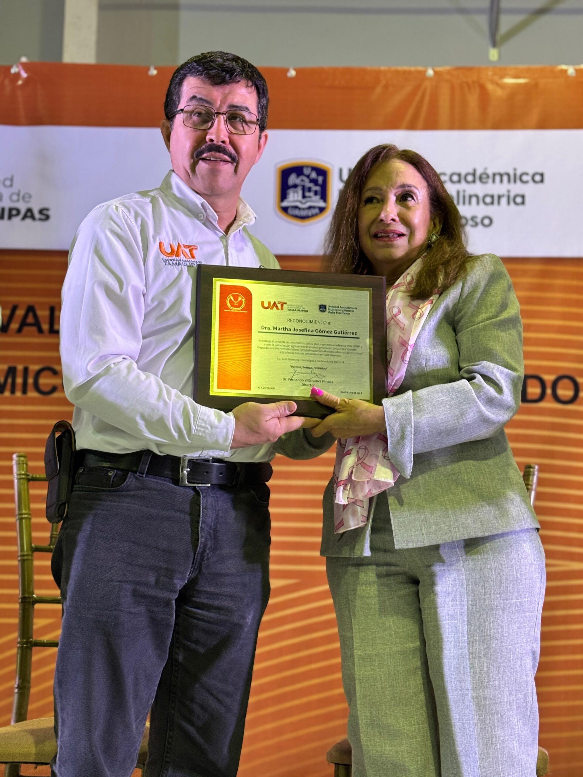 El Rector le entregó un reconocimiento a la Dra. Martha Josefina Gómez Gutiérrez, egresada de la primera generación.