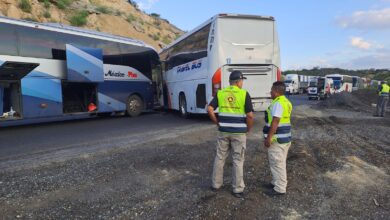 Una mala maniobra provoca choque entre autobuses de pasajeros en la carretera Rumbo Nuevo.