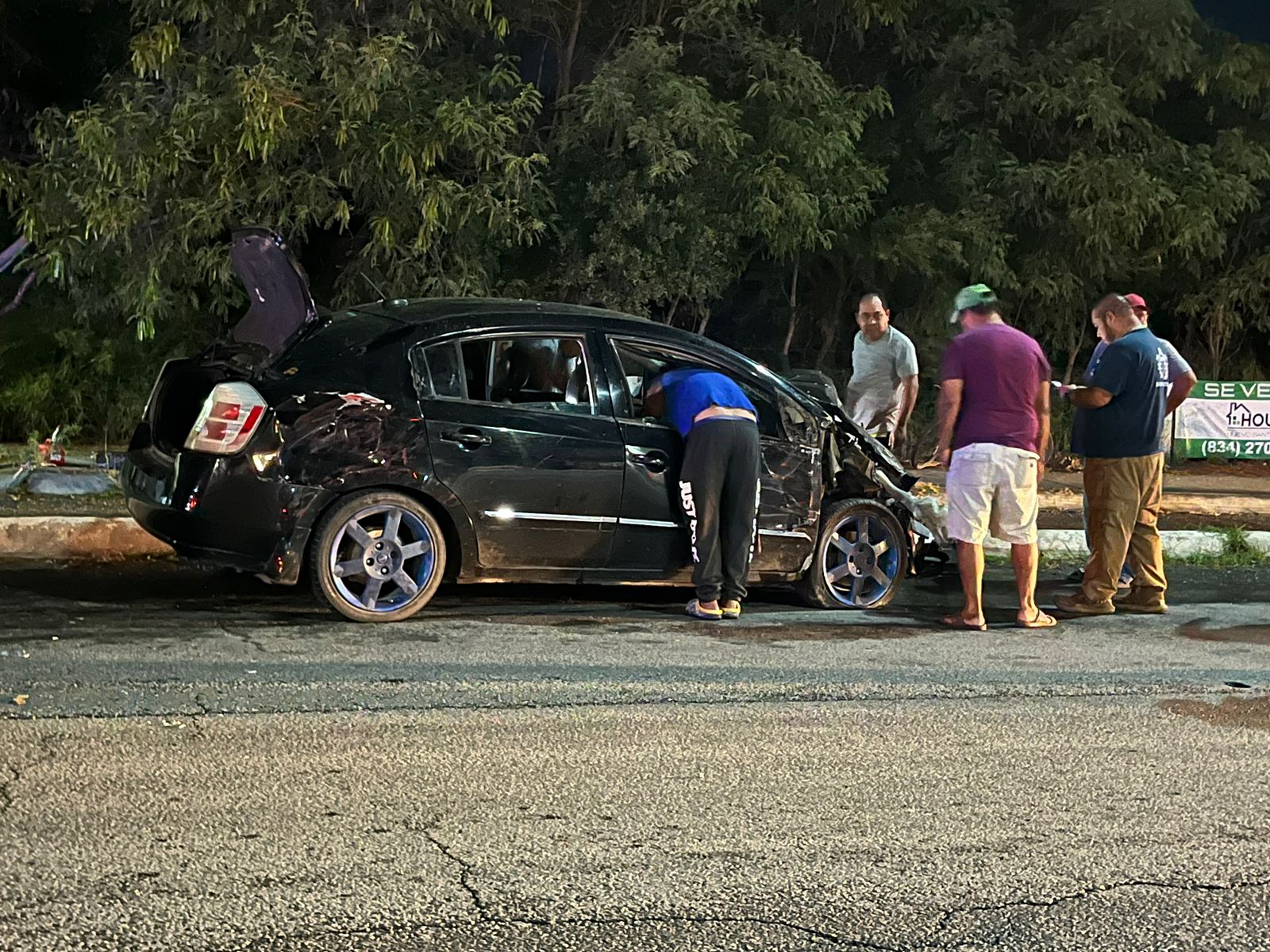 A un costado quedó un automóvil con el frente completamente destrozado.
