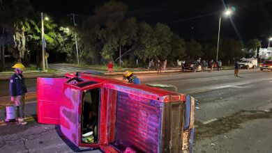 Una camioneta pickup quedó volcada sobre un costado en los carriles centrales.