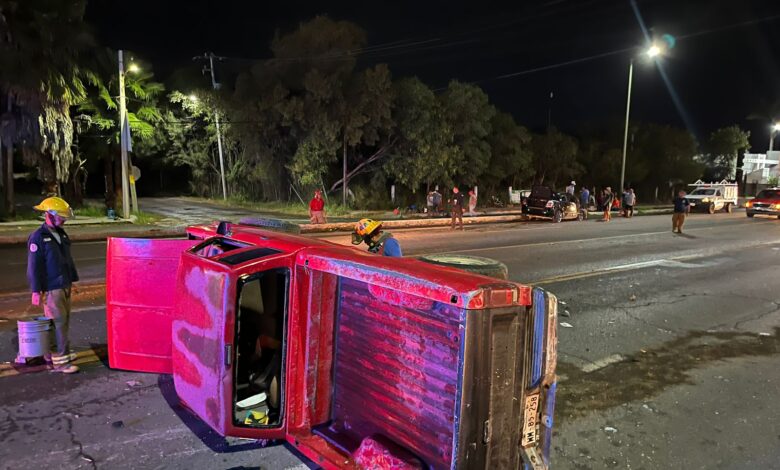 Una camioneta pickup quedó volcada sobre un costado en los carriles centrales.