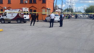 Al lugar acudieron paramédicos que nada pudieron hacer por el joven pues había fallecido.