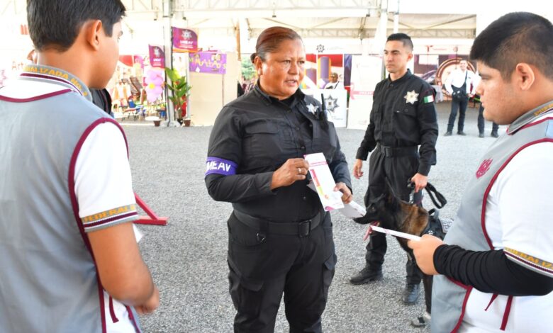 La Guardia Estatal de Género brinda orientación a los visitantes de la Feria Tamaulipas 2024 sobre los tipos de violencia que existen y como prevenirlos.