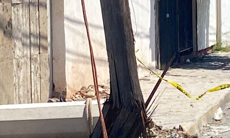 Un poste caído en la calle 9 Nicolás Bravo, dejó sin luz a los establecimientos y domicilios del sector.