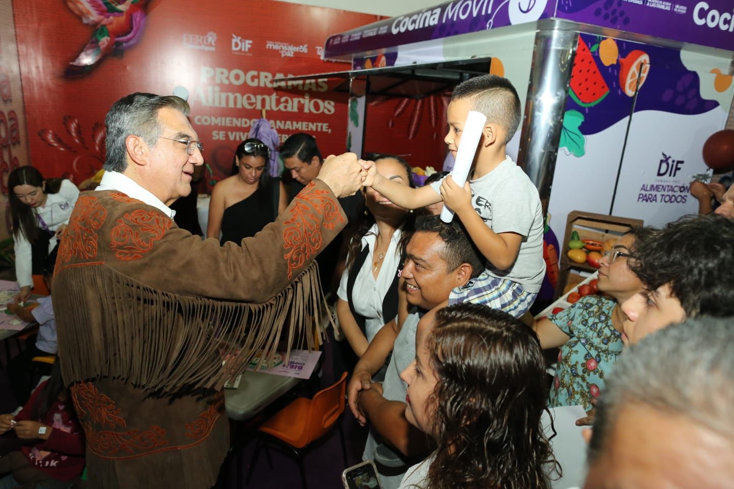 El mandatario y su esposa recorrieron las diferentes áreas de la Feria y saludaron a las familias que se dieron cita en el lugar.
