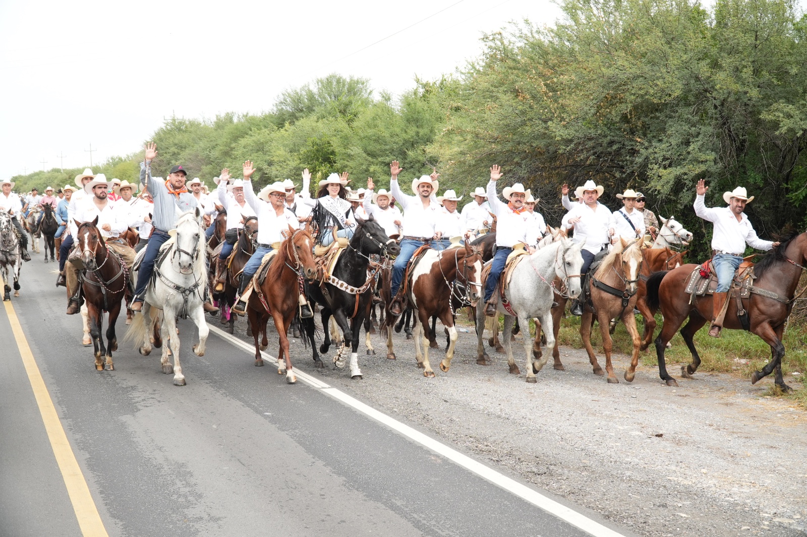 El desfile de jinetes recorrió alrededor de doce kilómetros desde la Facultad de Veterinaria hasta el ejido Juan Capitán.