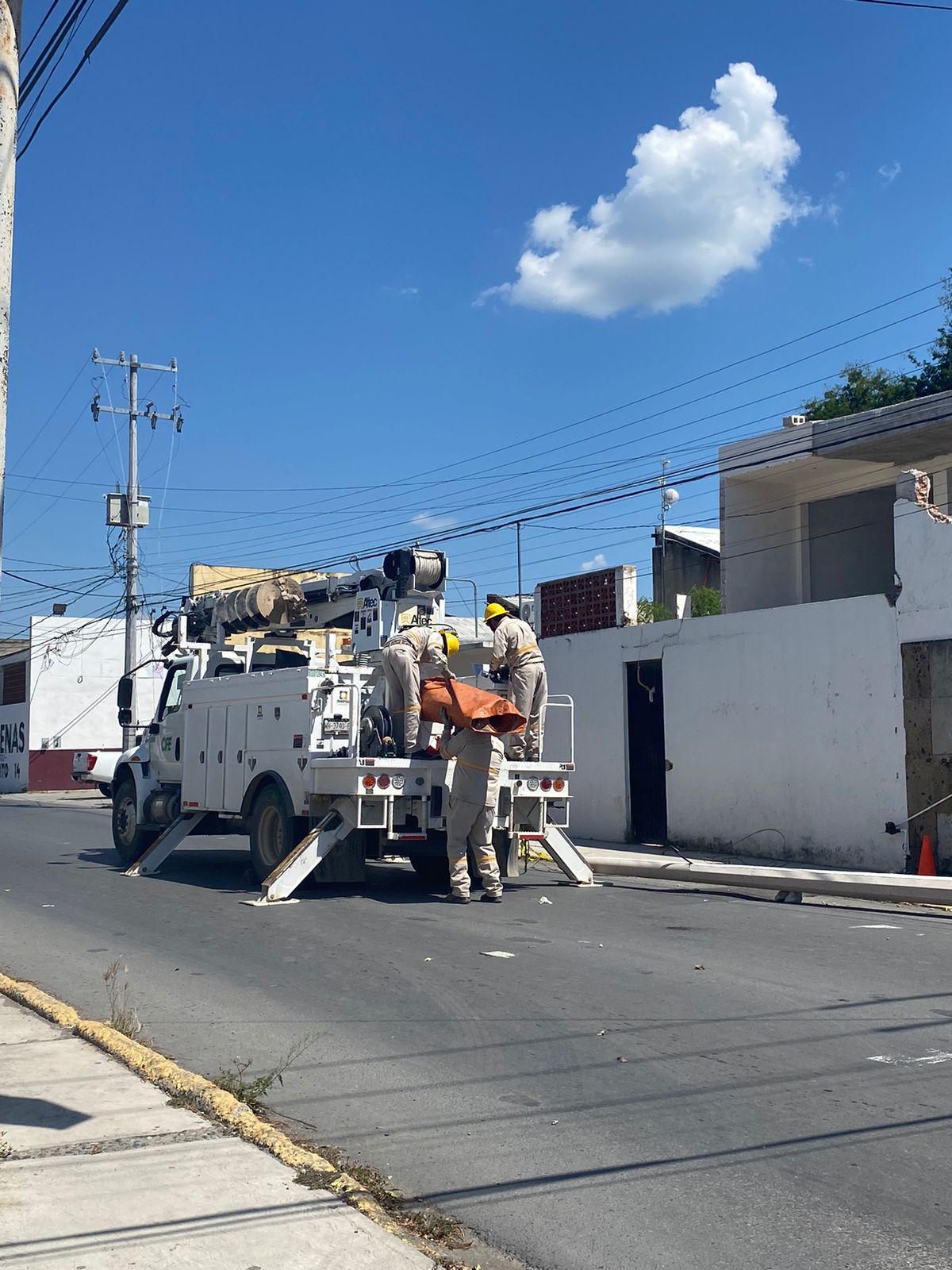 Trabajadores de CFE llevan a cabo trabajos de reposición del poste.