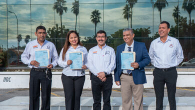 El Rector de la Universidad Autónoma de Tamaulipas (UAT), Dámaso Anaya Alvarado, entregó los vehículos sorteados a los docentes del SUTAUAT.