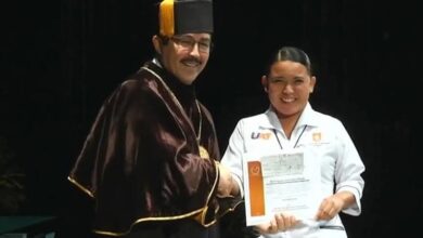 El Rector de la UAT reconoció a Danna Paola por su labor humanista.