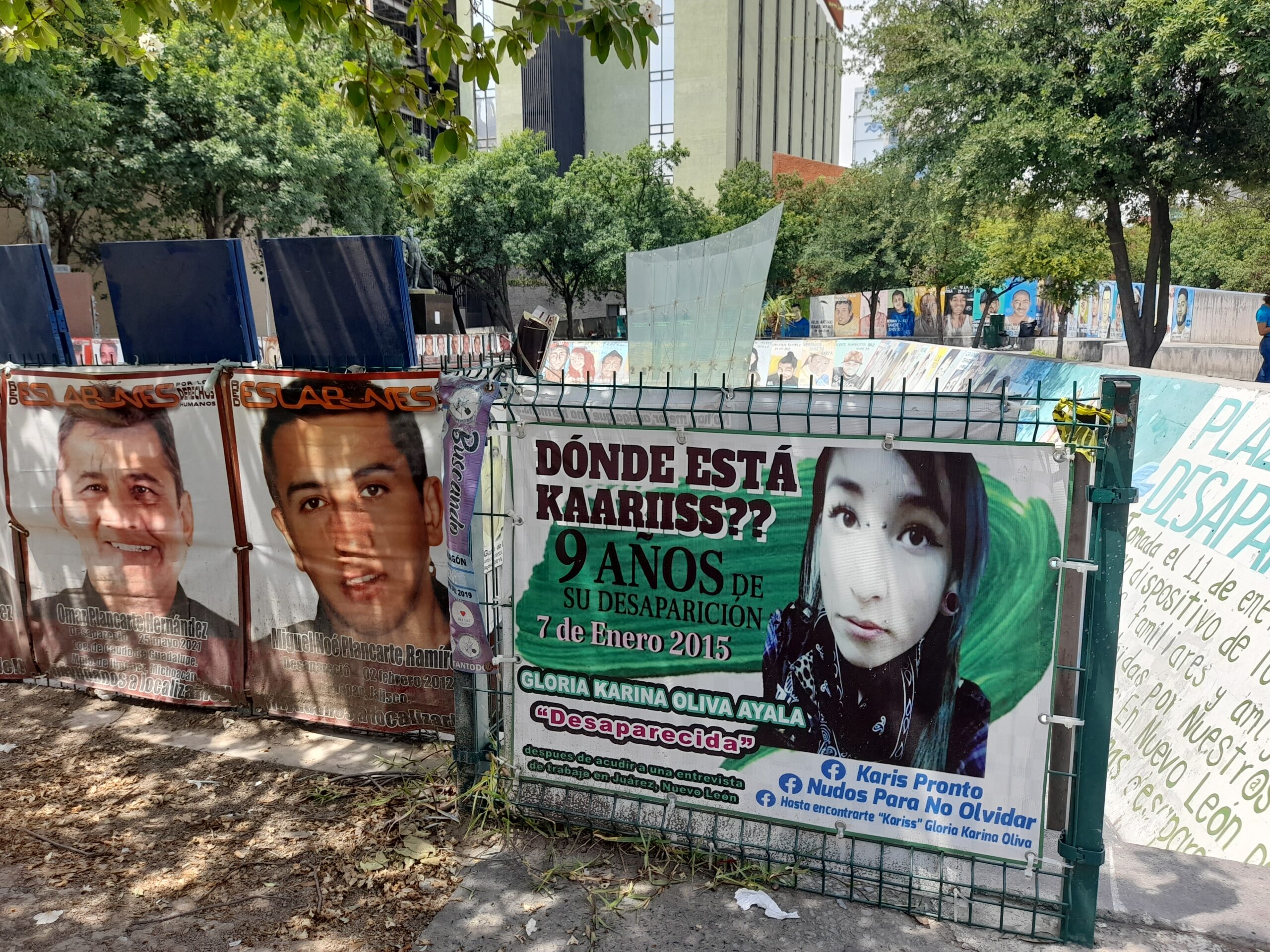 Pancarta que muestra la imagen de Karina en la Plaza de los Desaparecidos en Monterrey. Crédito: Melva Frutos.