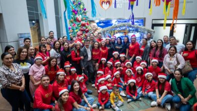El Rector de la Universidad Autónoma de Tamaulipas, Dámaso Anaya Alvarado, junto a su esposa, Isolda Rendón de Anaya, presidió la ceremonia de encendido del pino navideño Familia UAT.