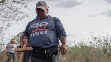 Unos días después de reconocer las prendas que vestía su hijo Raúl Ávila Pérez cuando desapareció, Gabriela colocó una cruz en la fosa clandestina donde encontraron su cuerpo.