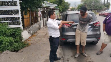 Antes de ser detenido, el hombre provocó varios choques y atropelló a una mujer.
