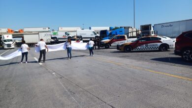 Los manifestantes protestaron por la presencia de militares y elementos de Guardia Nacional.