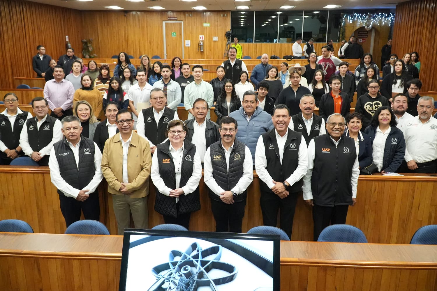 El Rector Dámaso Anaya hizo entrega de estímulos económicos a estudiantes hijos del personal académico destacados por su alto promedio en la UAT.