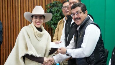 El Rector Dámaso Anaya hizo entrega de estímulos económicos a estudiantes hijos del personal académico destacados por su alto promedio en la UAT.