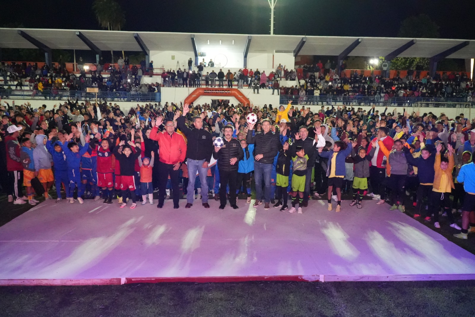 En el Estadio Olímpico Universitario Eugenio Alvizo Porras, el Rector Dámaso Anaya dio la bienvenida a los deportistas y a sus familias.