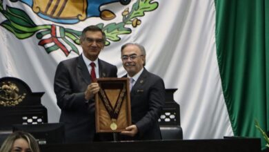 El Gobernador Américo Villarreal Anaya entregó la medalla al Mérito al Doctor José Gerardo Sierra Díaz, hijo del galardonado Doctor José Sierra Flores.
