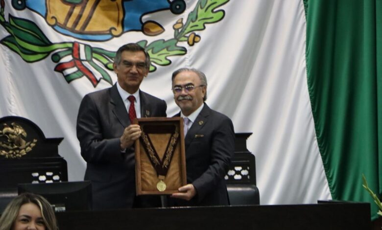 El Gobernador Américo Villarreal Anaya entregó la medalla al Mérito al Doctor José Gerardo Sierra Díaz, hijo del galardonado Doctor José Sierra Flores.