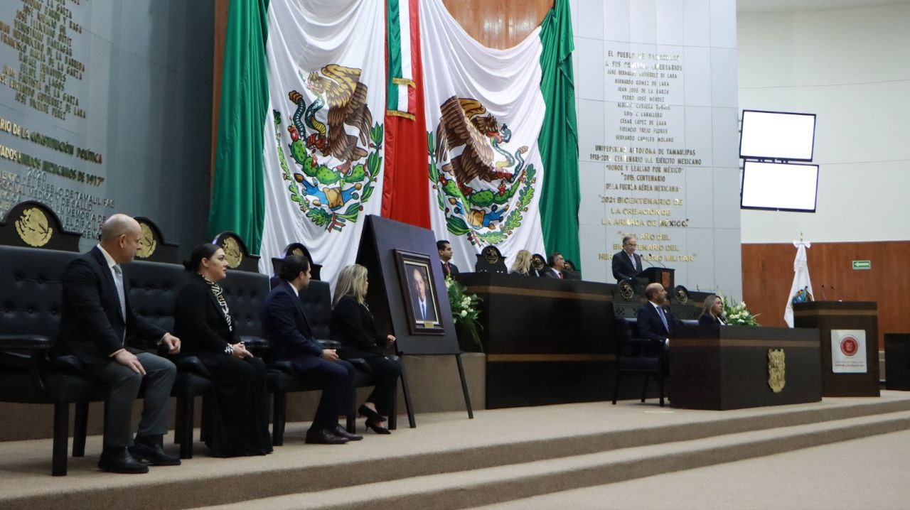 La familia del Doctor José Sierra Flores acudió al reconocimiento póstumo que el congreso le hizo a su trayectoria.