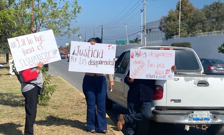 Familiares de desaparecidos protestan y se manifiestan frente a la Fiscalía del Estado.