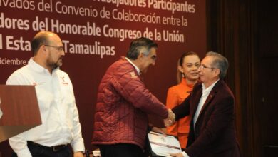 El Gobernador de Tamaulipas, Américo Villarreal Anaya, hizo entrega de 59 reconocimientos a personal de diferentes secretarías.