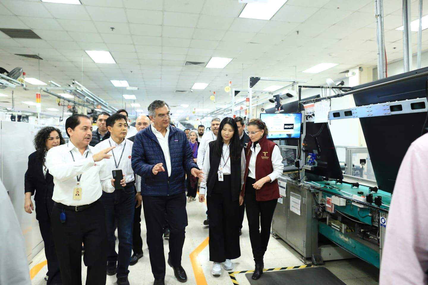 El mandatario tamaulipeco hizo un recorrido por las líneas de producción de esta planta de cuatro naves industriales.