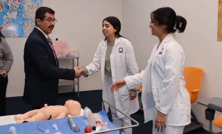 El Rector de la Universidad Autónoma de Tamaulipas (UAT), Dámaso Anaya Alvarado, hizo un recorrido por la Facultad de Medicina de Tampico.