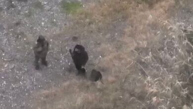 El dron captó a los delincuentes armados que trataron de disparar.