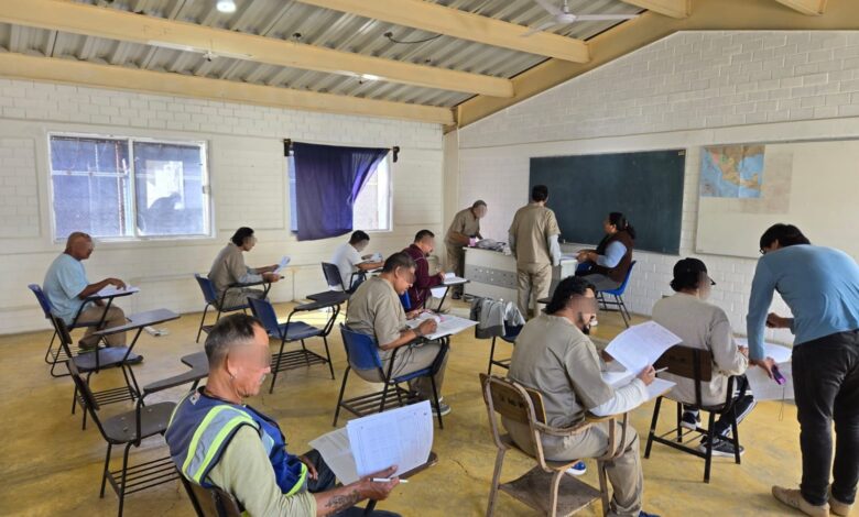 Se entregaron más de 200 constancias que acreditan la educación básica de personas privadas de la libertad.