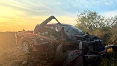 La camioneta explotó al pisar una mina terrestre, causando la muerte de dos hombres, mientas que una mujer resultó herida.