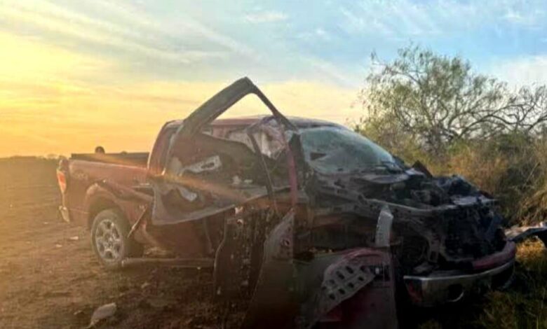 La camioneta explotó al pisar una mina terrestre, causando la muerte de dos hombres, mientas que una mujer resultó herida.