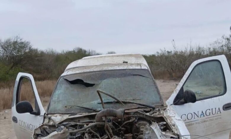 Un vehículo de la Conagua sufrió daños por un artefacto explosivo dejado en una brecha de Río Bravo.