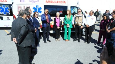 Junto a la presidenta del DIF Tamaulipas, la doctora María de Villarreal, Américo entrega ambulancia para brindar servicio a connacionales.