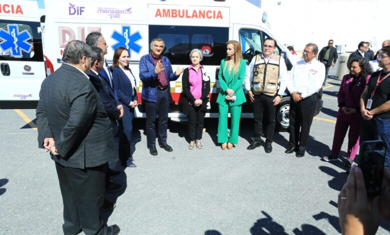 Junto a la presidenta del DIF Tamaulipas, la doctora María de Villarreal, Américo entrega ambulancia para brindar servicio a connacionales.