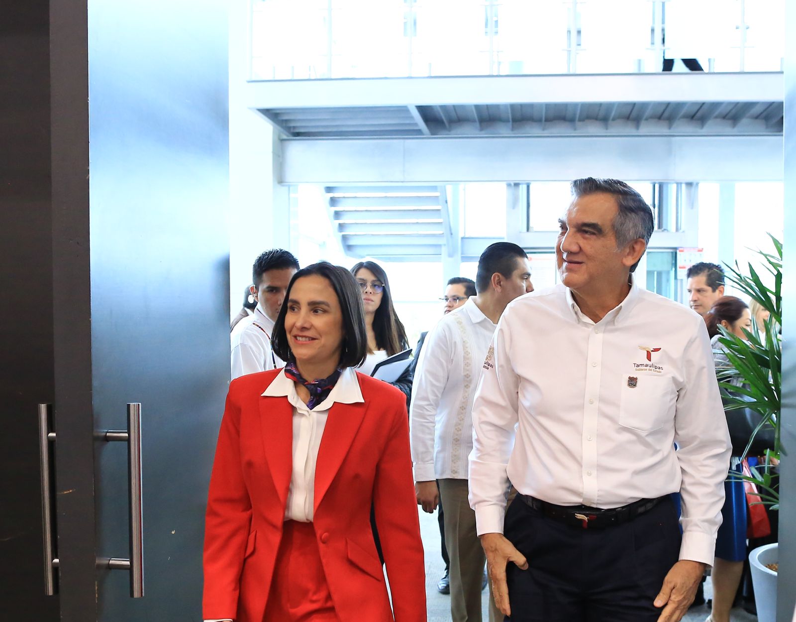 Secretaria de Energía, Luz Elena González Escobar, junto con el gobernador de Tamaulipas, Américo Villarreal Anaya.